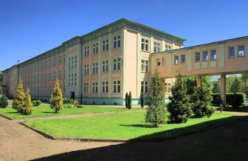 zdjęcie wyróżniające Absolwenci uczelni zawodowych szybciej znajdują pracę i więcej zarabiają